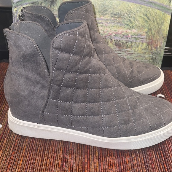 JF (Just Fab?) Jenny zippered high top Sneakers - Picture 3 of 10